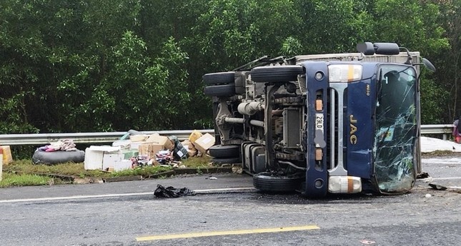 Xe o to lien tiep bi lat tren cao toc La Son - Tuy Loan hinh anh