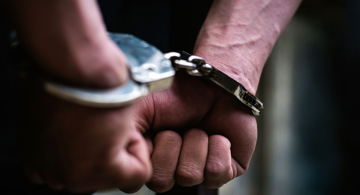 Vi sao co can bo nhan qua khong bi xu ly hinh su? hinh anh