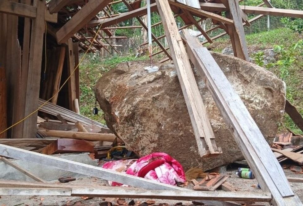 No min khien tang da gan 4 tan de sap nha dan o Quang Nam hinh anh