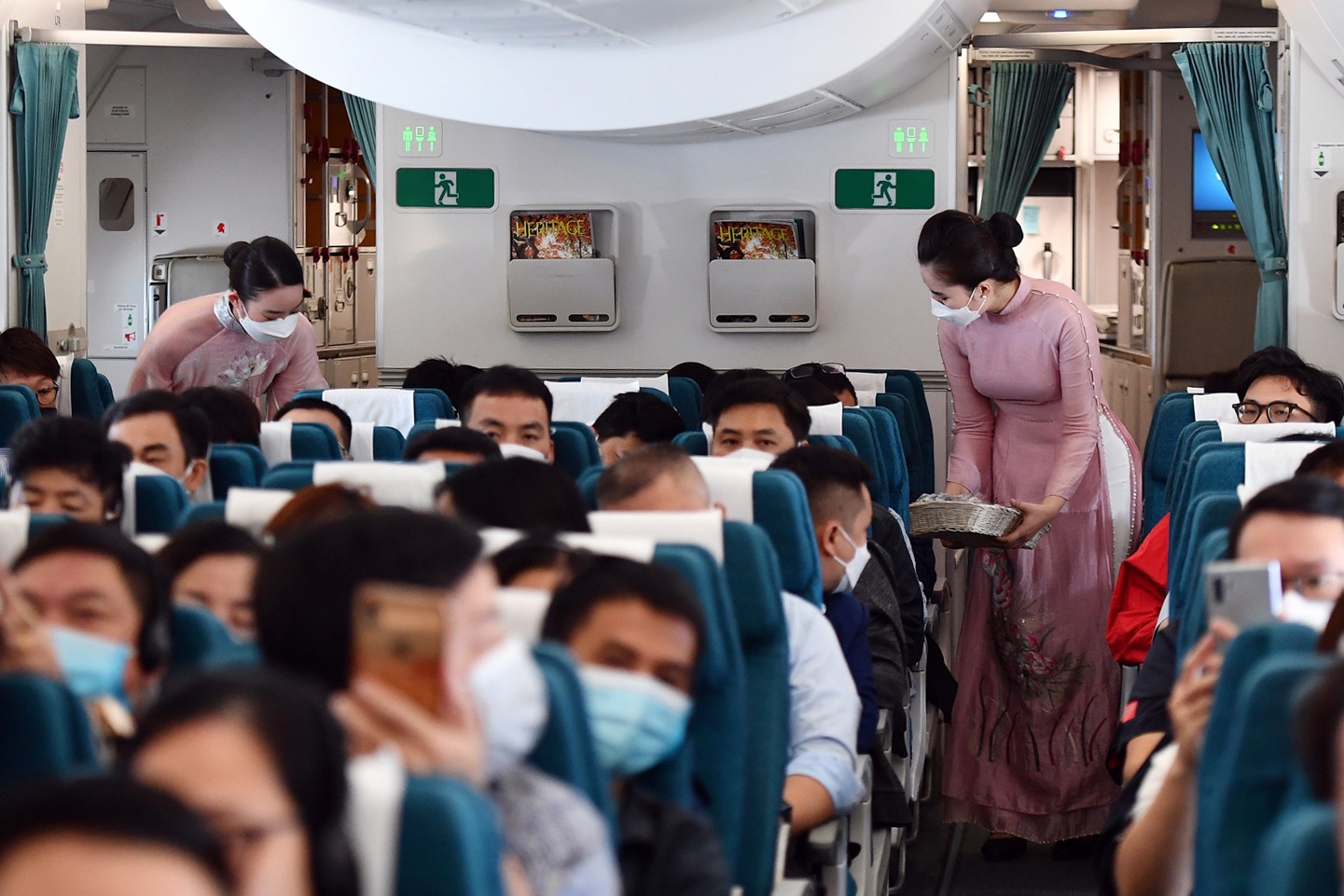 Bo truong Tai chinh: Gia ve may bay tang, cong ty hang khong van lo hinh anh