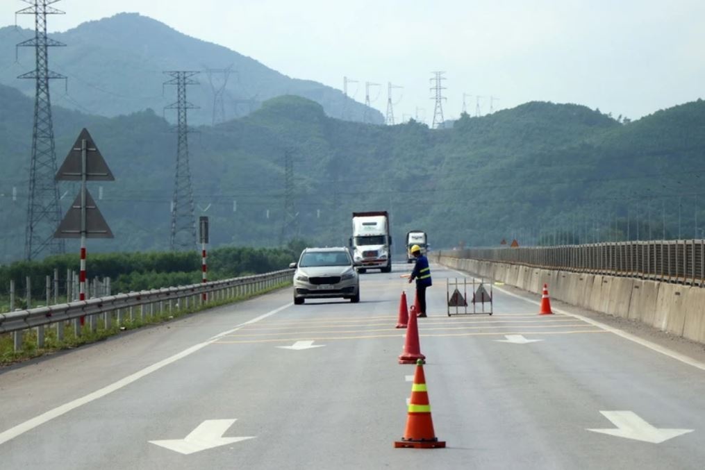 Bo sung he thong an toan cho cao toc Cam Lo - La Son hinh anh