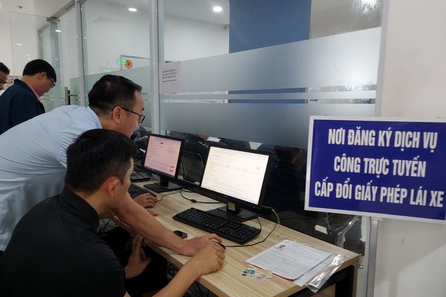 Them hai diem cap doi giay phep lai xe o Ha Noi hinh anh