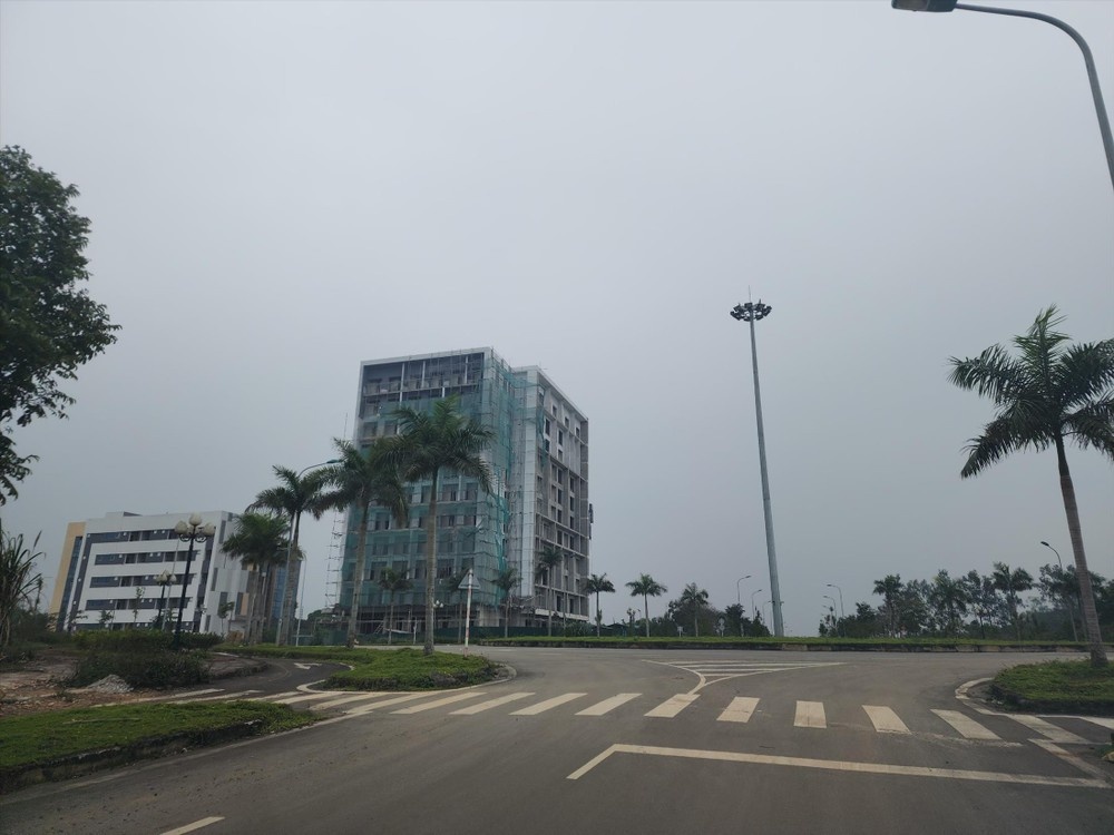 Vi sao du an DH Quoc gia Ha Noi o Hoa Lac van i ach sau 20 nam? hinh anh