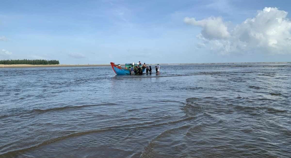 Phat hien thi the ngu dan mat tich 9 ngay tren bien hinh anh