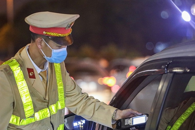 De nghi cam tuyet doi ruou, bia khi lai xe hinh anh