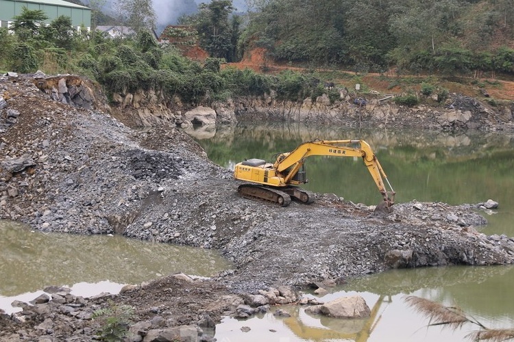 No min khai thac da khong thong bao khien hang chuc ho dan hoang so hinh anh