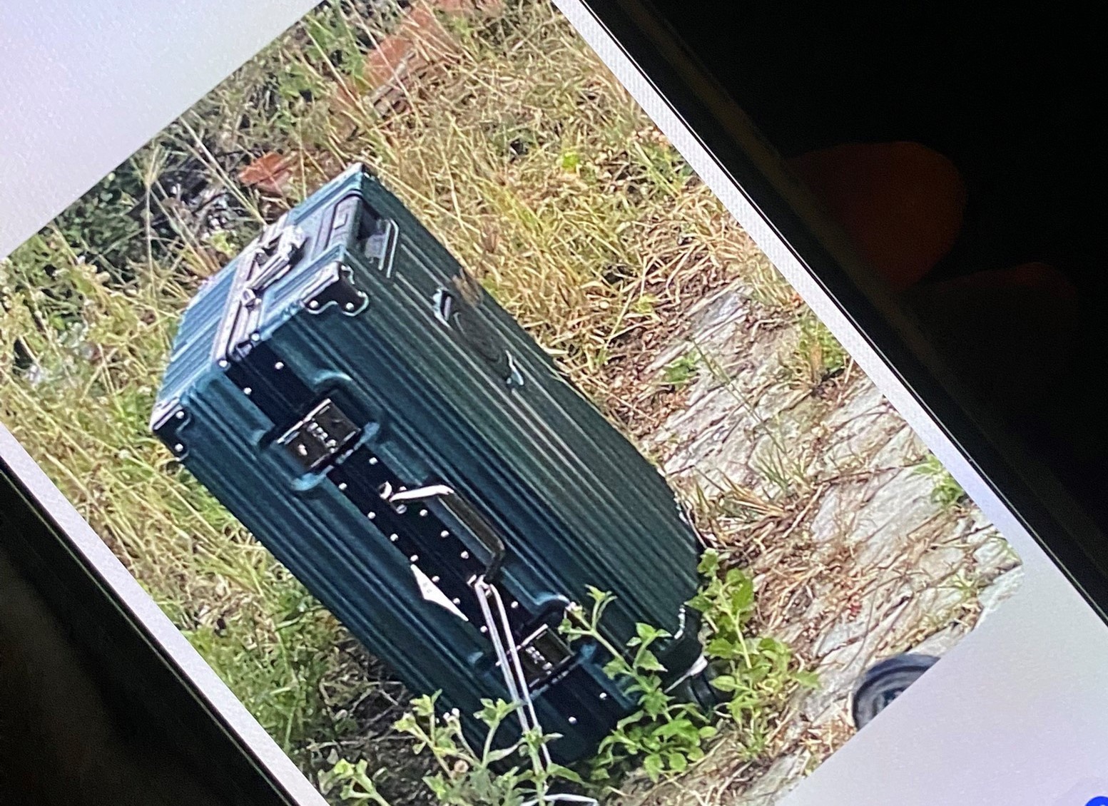 Phong toa duong o Da Nang vi chiec vali vut tren via he hinh anh