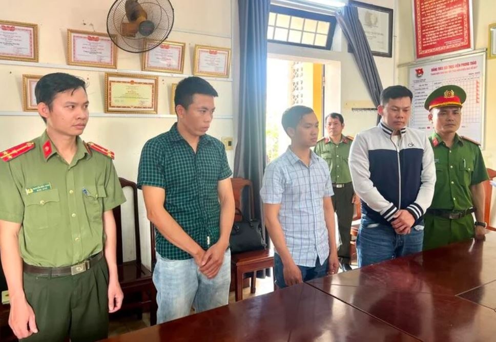 Bat 3 ke to chuc cho 16 nguoi tron di nuoc ngoai hinh anh