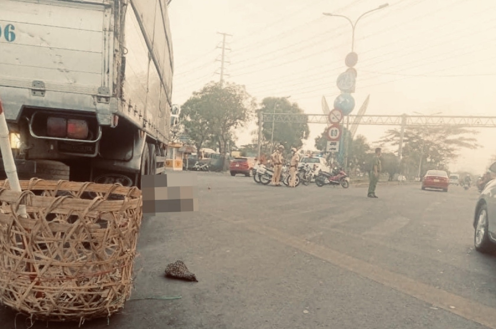 O to tai cho rau cu va cham voi xe may o TP.HCM, hai chi em tu vong hinh anh