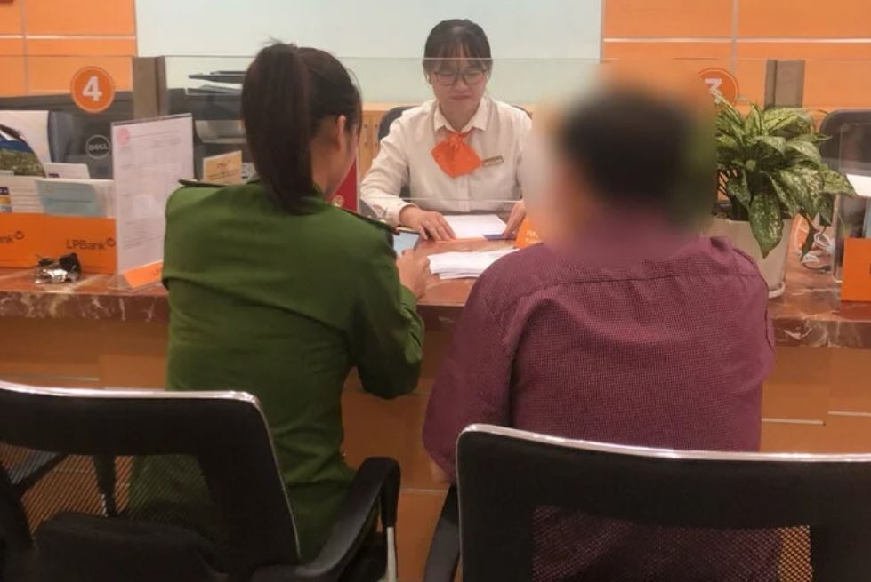 Nhan vien ngan hang ngan vu gia danh cong an lua 400 trieu dong hinh anh