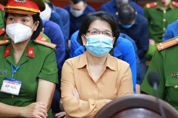 Cuu Cuc truong Do Thi Nhan dan vat, xau ho voi ban than va gia dinh hinh anh