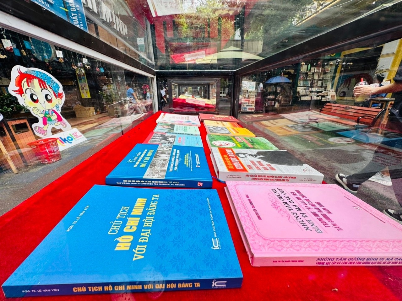 Triển lãm sách ảnh 2 Trien lam sach anh 2