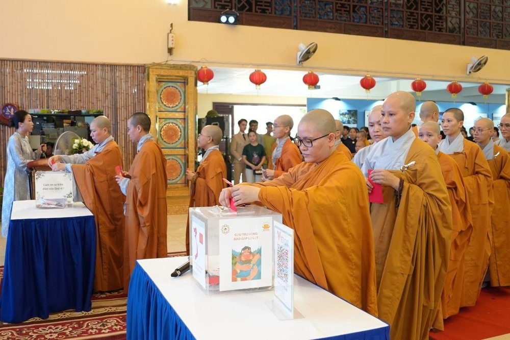 Ra mat sach cua tac gia Chung Nghiem, gay quy ung ho dong bao vung lu hinh anh