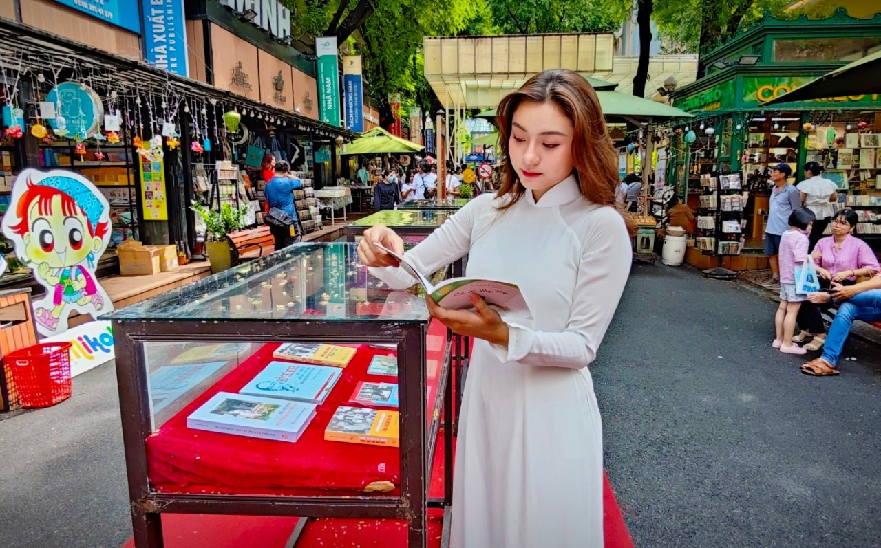 Trung bay tu lieu ve Bac Ho tai Duong sach thanh pho Ho Chi Minh hinh anh