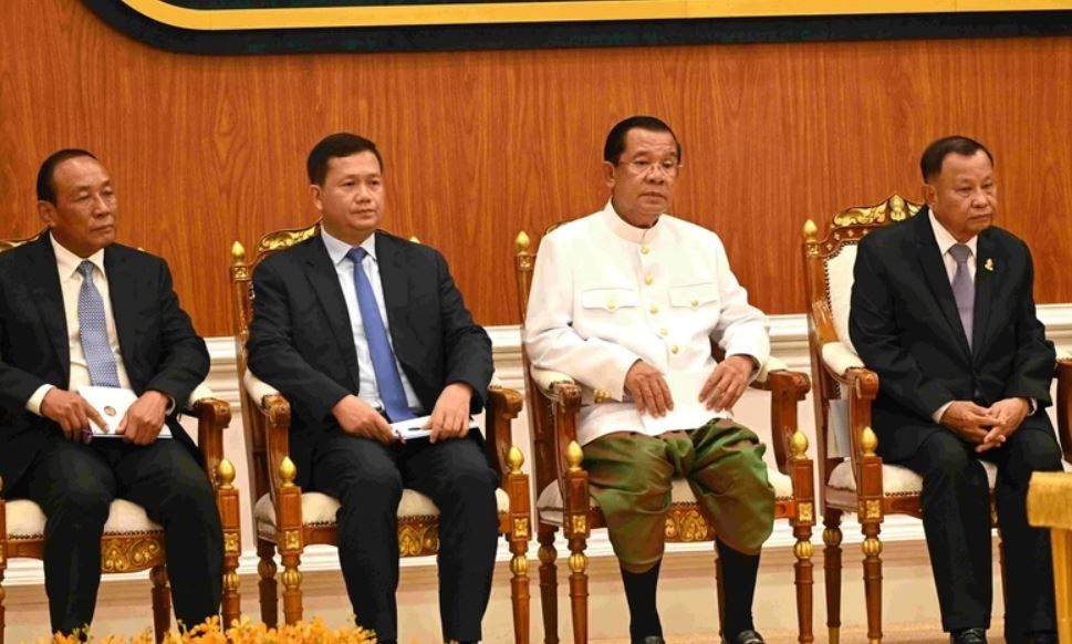 Chu tich Quoc hoi Vuong Dinh Hue chuc mung ong Hun Sen hinh anh