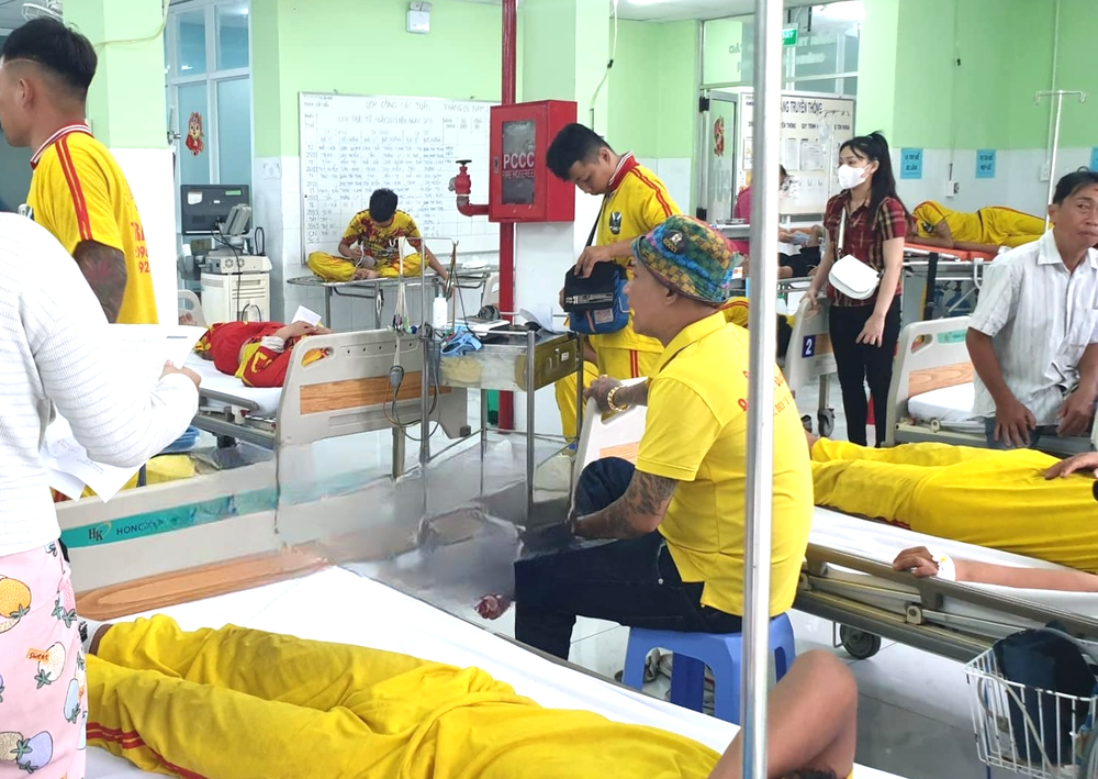 Nguoi trong doan lan su rong nhap vien sau khi an banh my, banh bao hinh anh