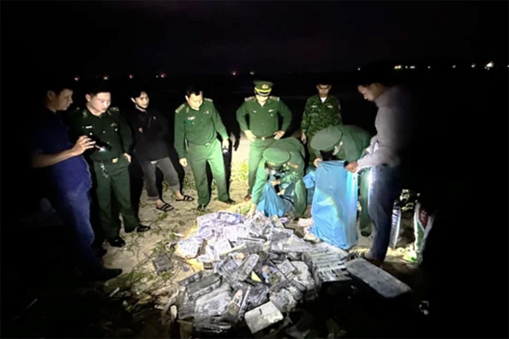 Thu doan gan dinh vi vao ma tuy de troi dat tren bien hinh anh