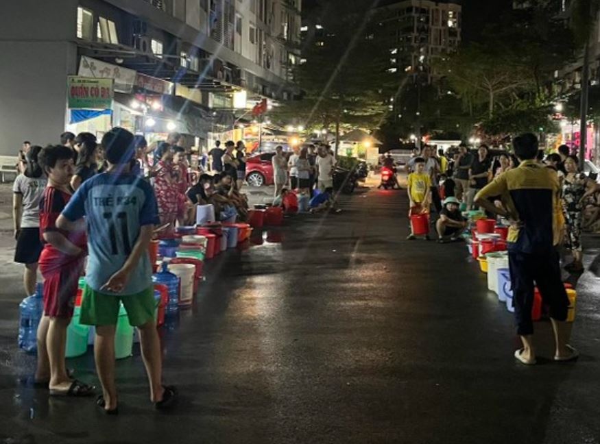 Cong ty nuoc noi gi khi cu dan Ehome S Phu Huu xep hang lay nuoc? hinh anh