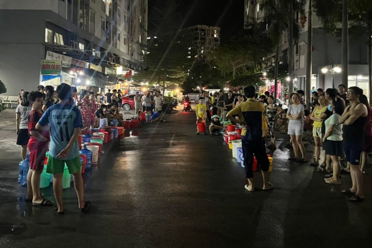 Hang nghin cu dan TP.HCM mang xo, chau hung nuoc giua dem hinh anh