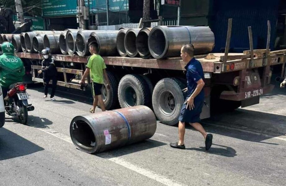 Cuon thep vang khoi xe dau keo, va trung nguoi di duong o Binh Duong hinh anh