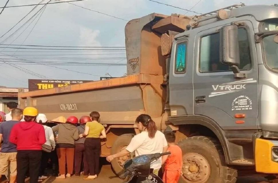 Xe may va cham xe tai, be trai 8 tuoi o Dak Lak tu vong hinh anh