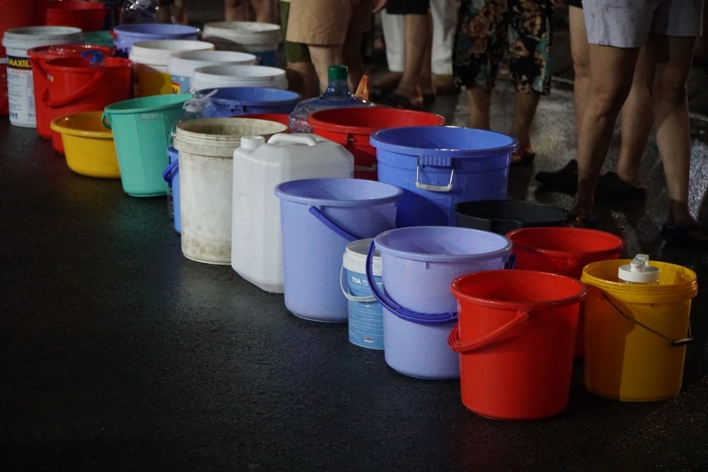 Nguoi dan chung cu TP.HCM mang xo, chau xep hang lay nuoc sach hinh anh