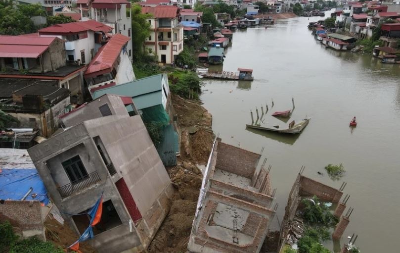 Hien truong vu sat lo keo hang loat nha dan xuong song Cau hinh anh