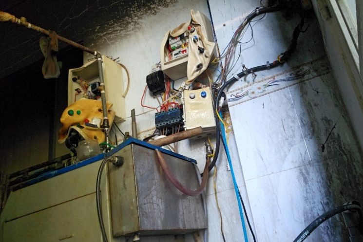 Lao vao can nha dang boc chay, cuu hai chau nho o TP.HCM hinh anh