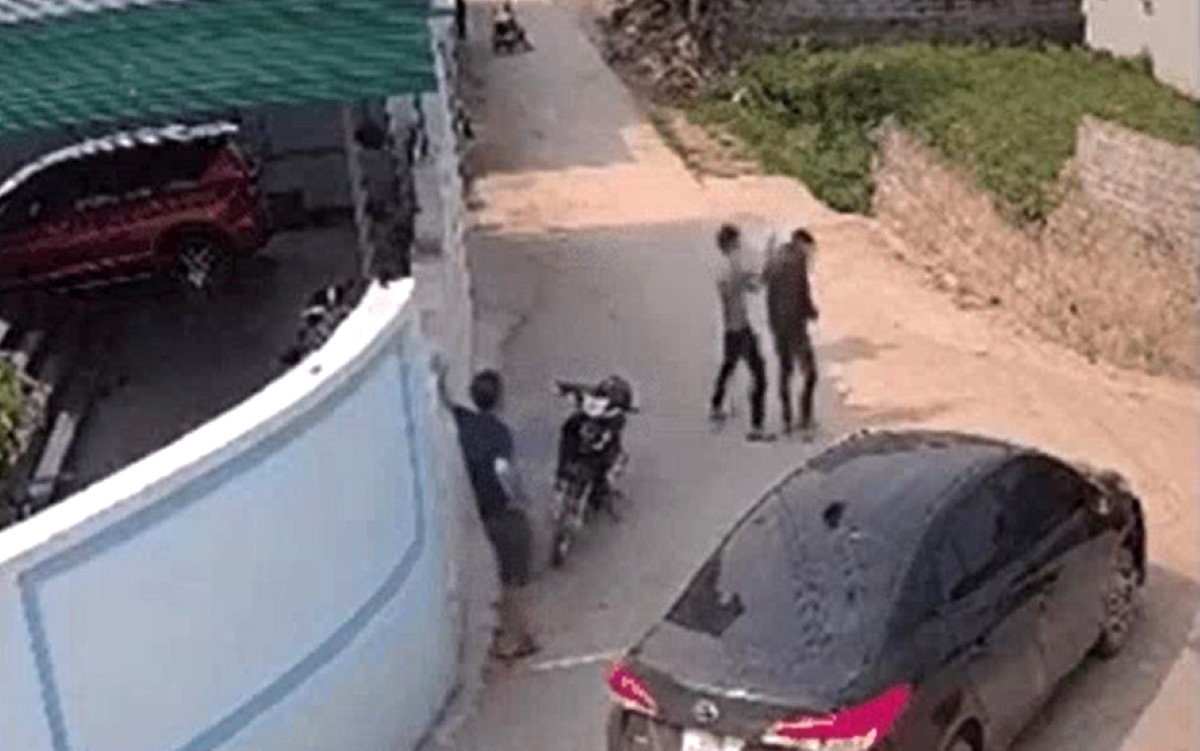 Tai xe o to danh toi tap nam sinh di xe may sau va quet giao thong hinh anh