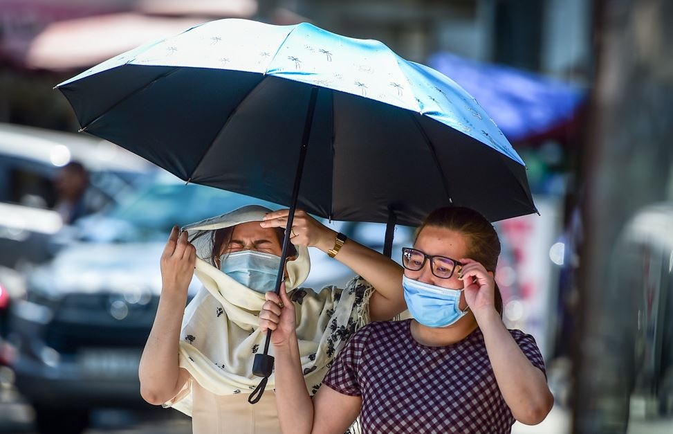Nam Bo nang nong gay gat, Bac Bo mua giong hinh anh