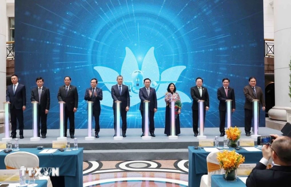 Vuong Dinh Hue Vietnam Airlines anh 1