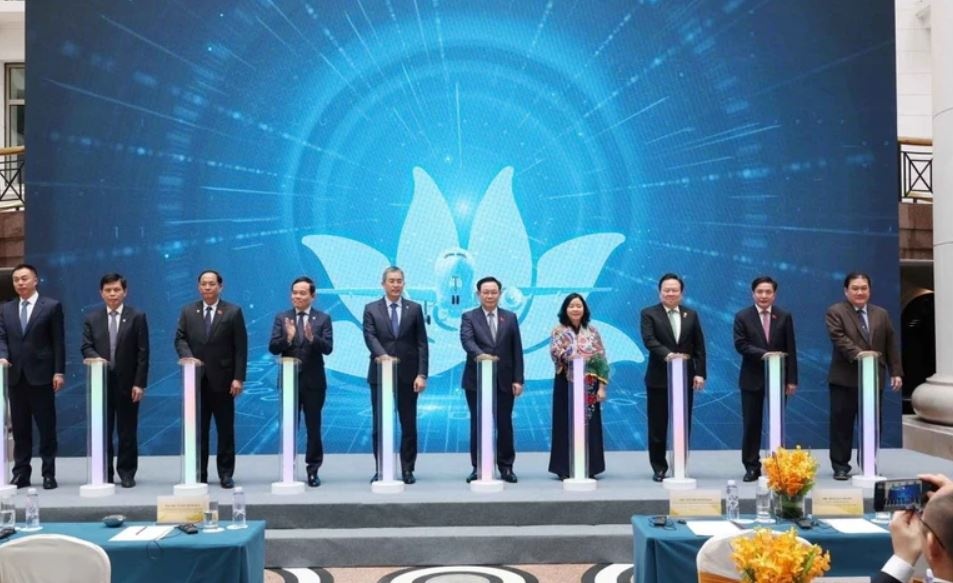 Chu tich Quoc hoi du ky niem 30 nam duong bay Viet Nam - Trung Quoc hinh anh