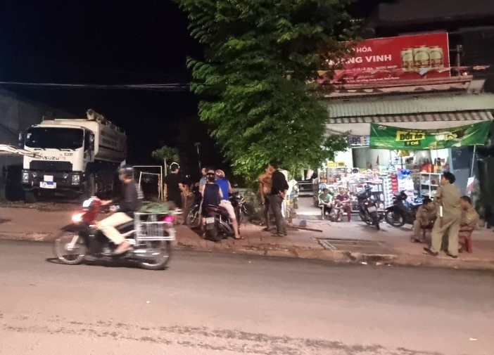 Cha bat can lui xe bon lam con trai hai tuoi tu vong hinh anh