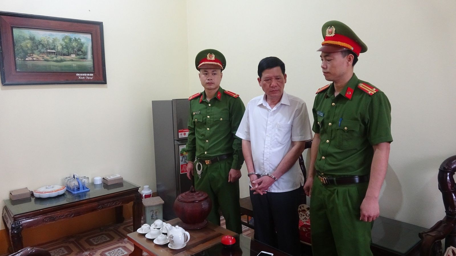 Vi sao Chu tich UBND va ke toan thi tran o Bac Giang bi bat? hinh anh