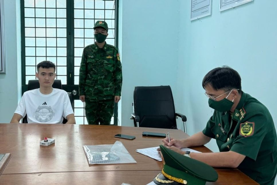 Bat hai doi tuong tron truy na, phat hien mot doi tuong dang truy tim hinh anh