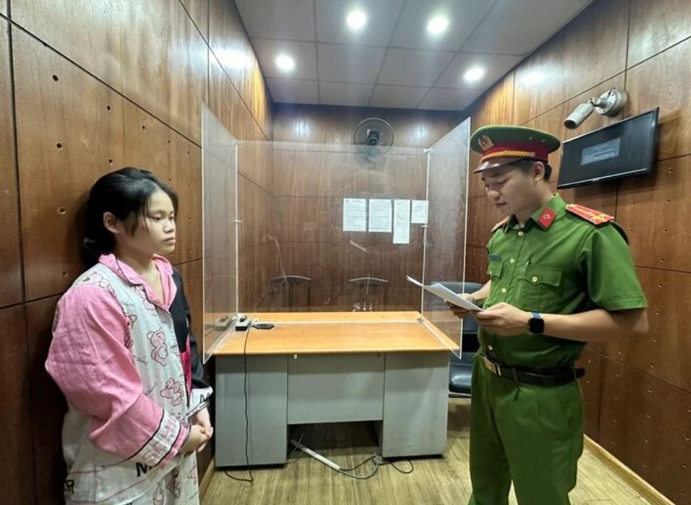 Ke bat coc hai be gai o pho di bo Nguyen Hue bi khoi to them toi danh hinh anh