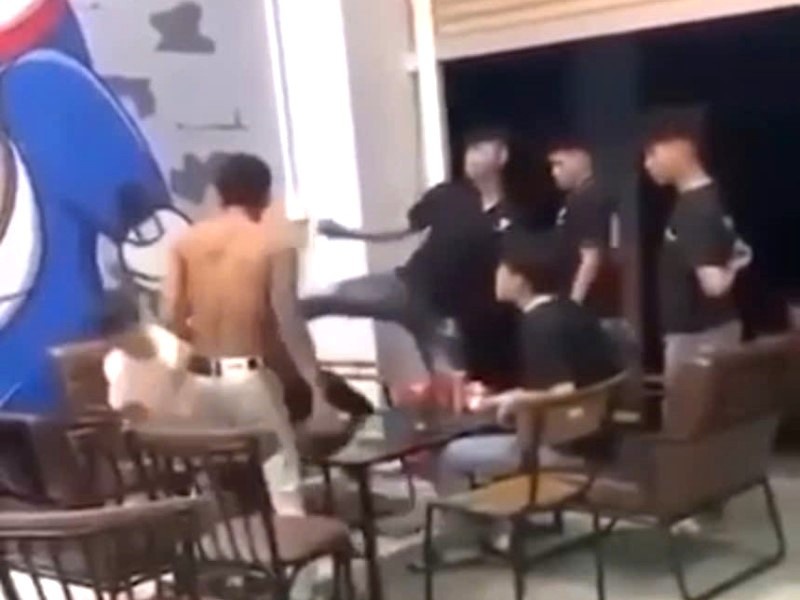 Nghi lay trom ao, nam thanh nien bi danh dap da man hinh anh