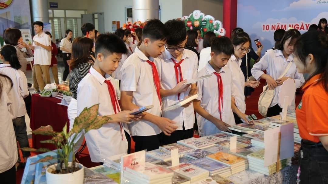 Hon 500 hoc sinh tham gia hoat dong chuyen de ve sach hinh anh
