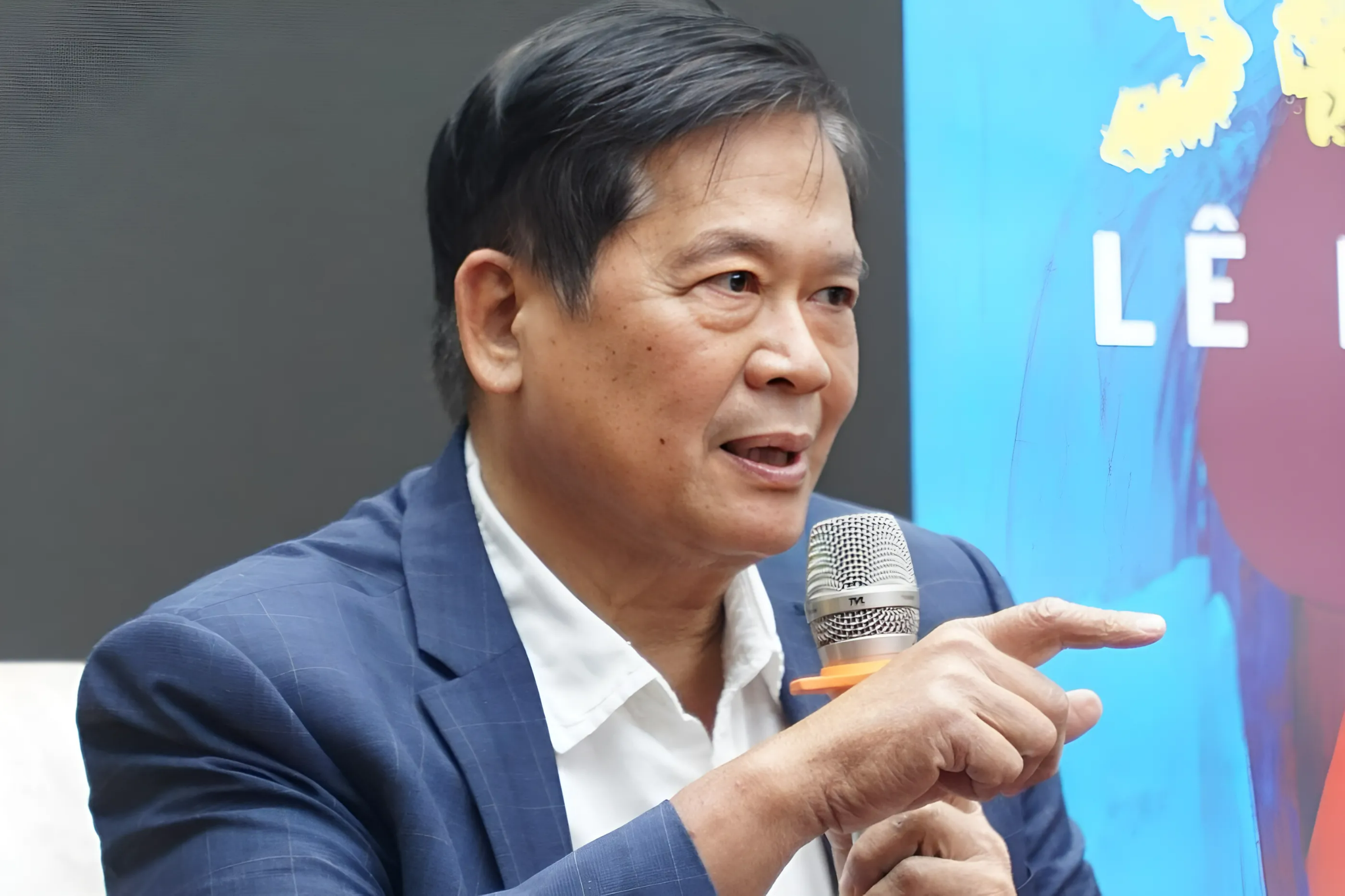 Con trai co Tong bi thu Le Duan ra mat cuon sach gay sot hinh anh