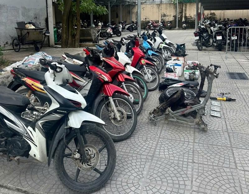 Triet pha duong day trom cap, ‘phau thuat’ xe may o Ha Noi hinh anh