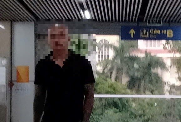 Co giao o Ha Noi cau cuu canh sat vi bi bam theo tren duong ve nha hinh anh