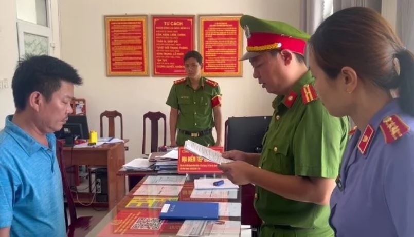 Bat nhan vien van phong dang ky dat o Quang Nam hinh anh