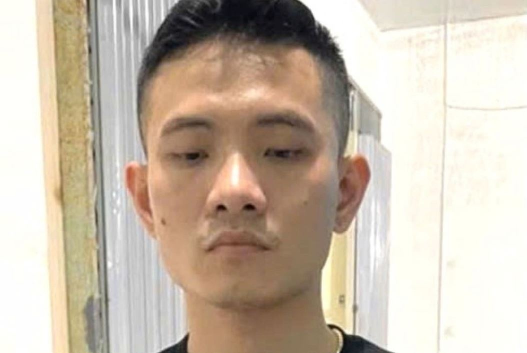 Nam thanh nien giau ma tuy vao vung kin de di tieu thu hinh anh