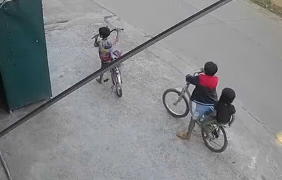 Me mat lien lac nhieu nam, 3 em nho dap xe 50 km tim cha hinh anh