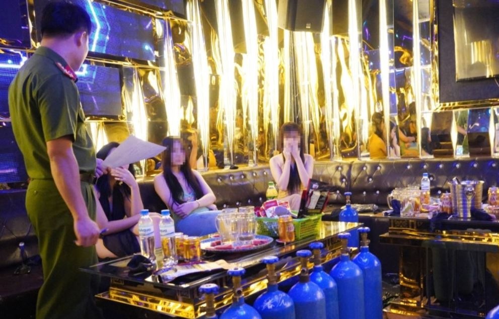 Giai cuu 58 nu nhan vien tai to hop karaoke, massage G7 o Thanh Hoa hinh anh