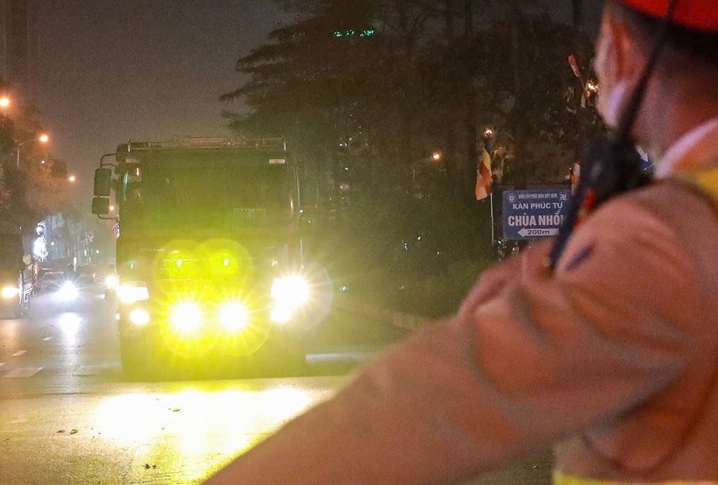 Tai xe oto lap den sieu sang ngo ngang khi nhan phieu phat hinh anh