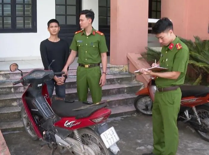 Nguoi dan ong o Thai Binh bit mat, cam dao ra duong cuop xe may hinh anh