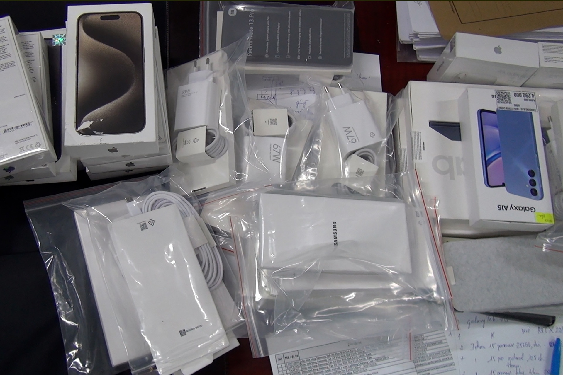 Bat nhom nghi can nuoc ngoai cuop cua hang dien thoai o Nha Trang hinh anh