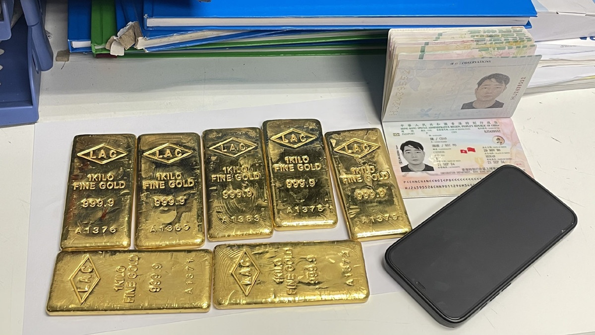 Phat hien 7 kg kim loai nghi vang mieng trong nguoi du khach o Noi Bai hinh anh