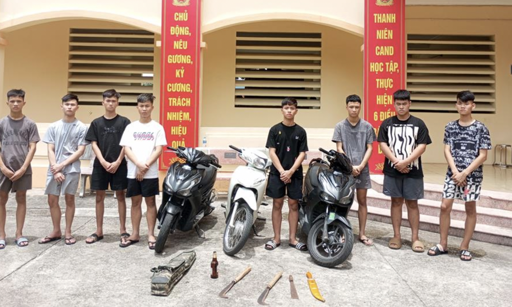 Lam ro 8 doi tuong bit khau trang, mang dao gay nao loan duong pho hinh anh